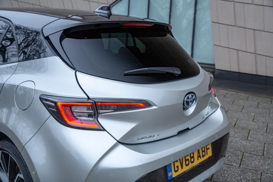 Детали экстерьера Toyota Corolla Hybrid 2019 года  (UK) (фото 8 из 40)